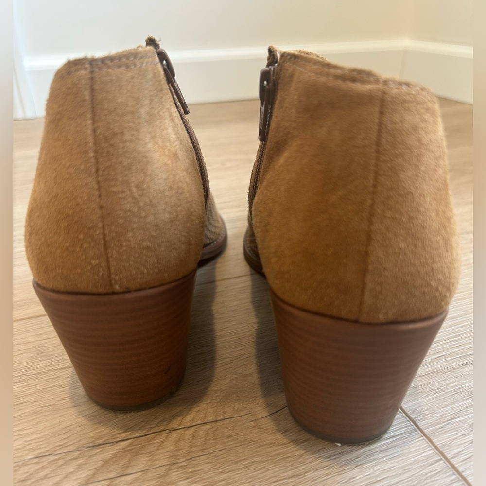 Women’s Lucky Brand Zeshia Tan Bootie Beige Shoe Boot Heel Size 9.5 M - Picture 6 of 9